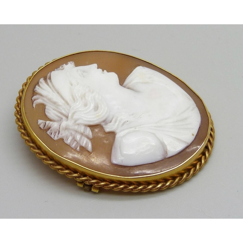 987 - A 9ct gold framed cameo brooch, 9.2g