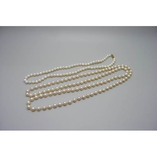 993 - Two cultured pearl necklaces