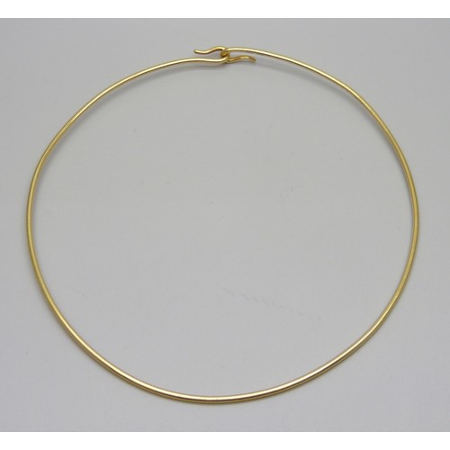 978A - An 18ct gold 'wire' collar, marked 750, 21.2g