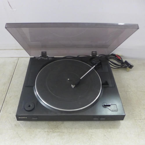 2082 - A Sony PS-LX250H record deck and an Aiwa PX-E860K record deck