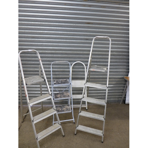 2115 - 4 step ladders including an aluminium 5 rung, an aluminium 4 rung, a metal 3 rung step ladder and a ... 