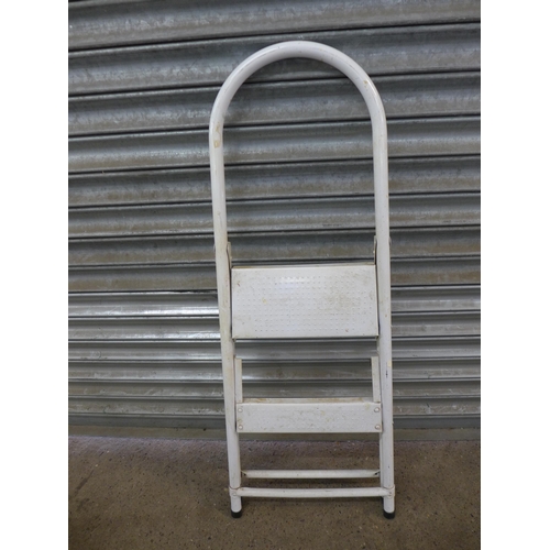 2115 - 4 step ladders including an aluminium 5 rung, an aluminium 4 rung, a metal 3 rung step ladder and a ... 