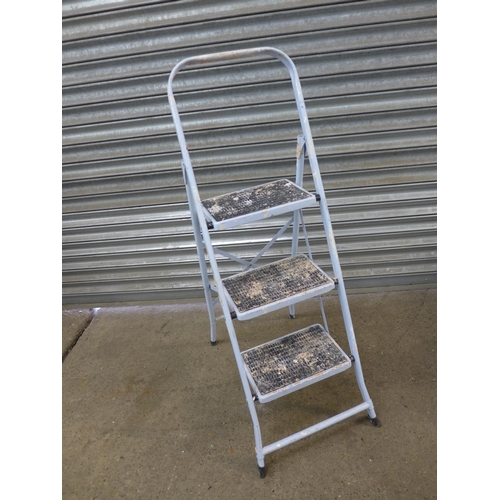 2115 - 4 step ladders including an aluminium 5 rung, an aluminium 4 rung, a metal 3 rung step ladder and a ... 