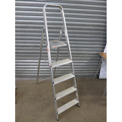 2115 - 4 step ladders including an aluminium 5 rung, an aluminium 4 rung, a metal 3 rung step ladder and a ... 