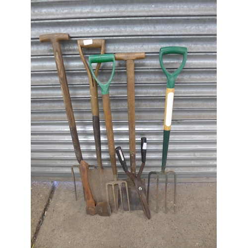 2164 - A vintage Brades Company 3 lb  hatchet, hedge cutters and 5 other garden tools