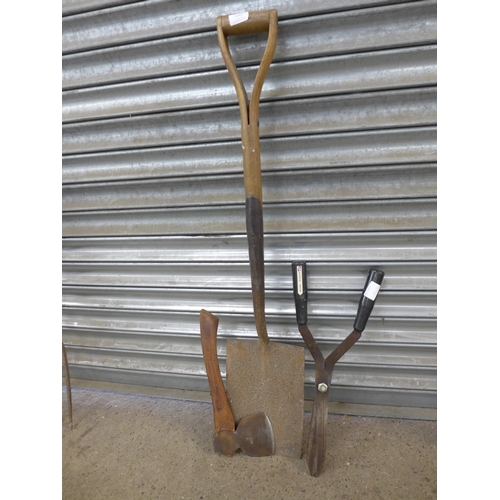 2164 - A vintage Brades Company 3 lb  hatchet, hedge cutters and 5 other garden tools