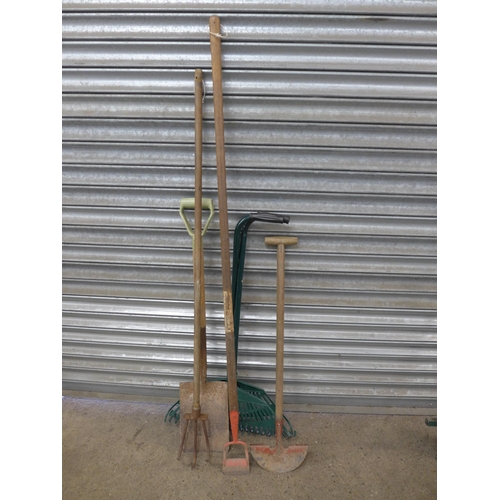 2167 - A quantity of approximately 10 garden tools including rakes, hoes and cultivators and a box of garde... 