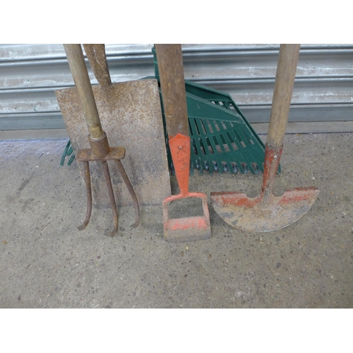 2167 - A quantity of approximately 10 garden tools including rakes, hoes and cultivators and a box of garde... 