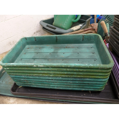 2168 - A large quantity of assorted plastic plant trays