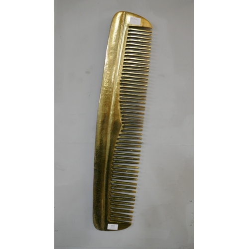 1312 - A large gold metal comb