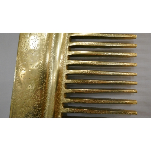 1312 - A large gold metal comb