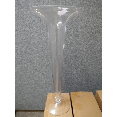 1382 - A glass lily vase