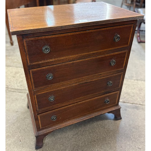 169 - A George III inlaid mahogany chest of drawers