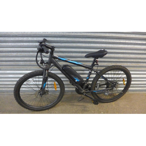 2131 - A Huffy Transic+ 26 front suspension lithium powered electric assist bike with key, battery and char... 