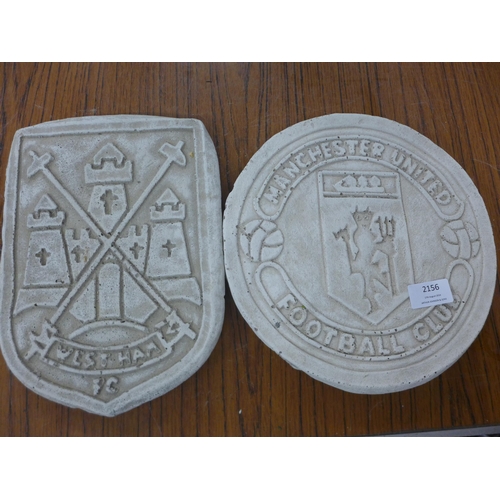 2156 - A stone effect concrete West Ham FC wall plaque and a stone effect concrete Manchester United FC wal... 