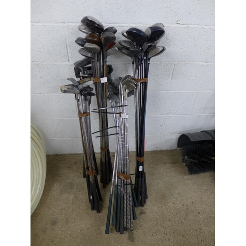 2324 - Approximately 18 putters - Dunlop, Ryder, Howson, Spida, North Western, a quantity of Golf clubs - C... 