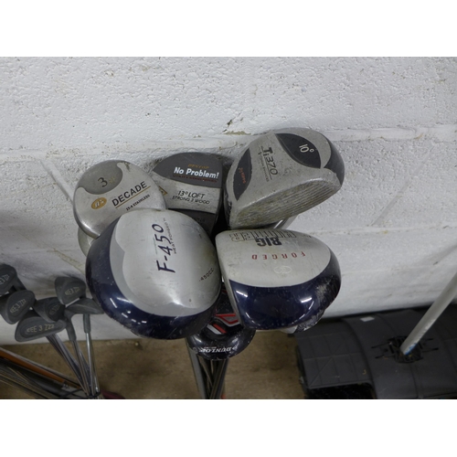 2324 - Approximately 18 putters - Dunlop, Ryder, Howson, Spida, North Western, a quantity of Golf clubs - C... 