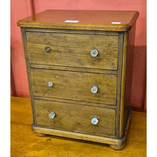 373 - A Victorian mahogany miniature/apprentices chest of drawers