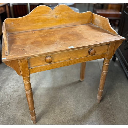 225 - A Victorian pine washstand