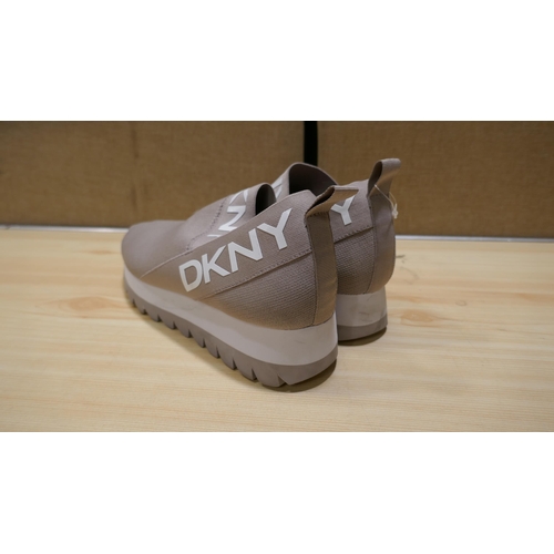 6054 - A pair of DKNY Ashton womens slip on grey and white trainers ( UK size 6) no box  (329)  * This lot ... 