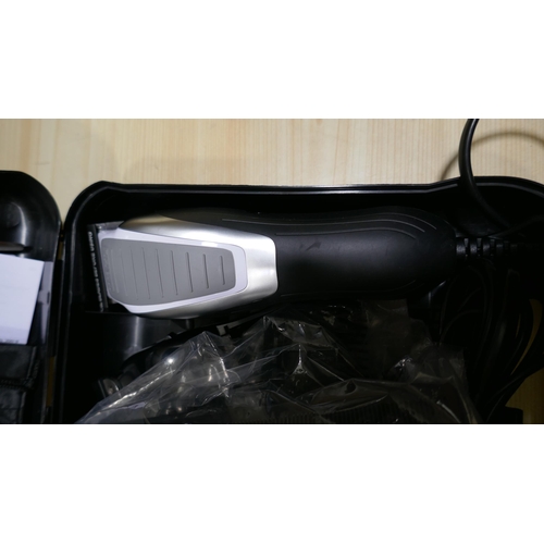 6074 - Wahl Deluxe Combi Hair   Clipper Kit    (329-485)   * This lot is subject to vat