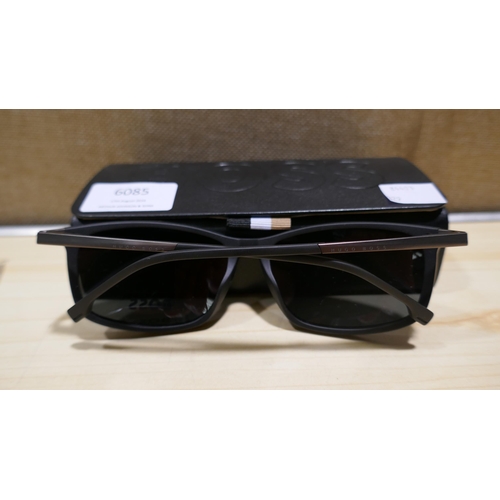 6085 - Boss Mens Clam Sunglasses And Case  (329-447)   * This lot is subject to vat