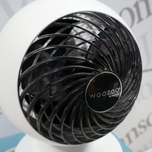 6358 - Iris Woozoo White Fan       (329-449)   * This lot is subject to vat