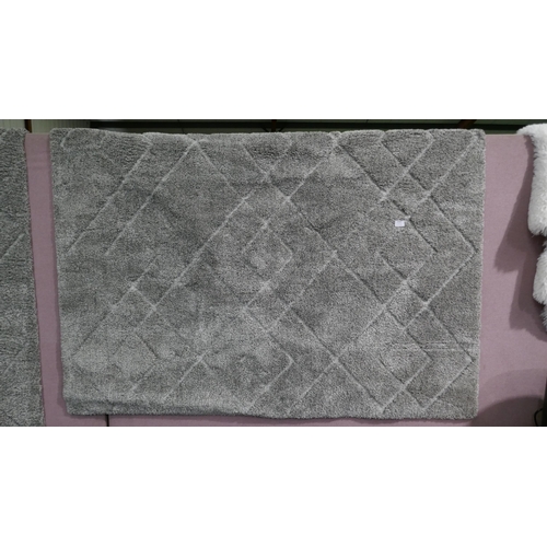 6384 - Plush Step Izzie Gray Area Rug (160x214cm) (329-18)   * This lot is subject to vat