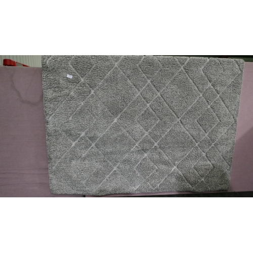 6385 - Plush Step Izzie Gray Area Rug (160x214cm) (329-19)   * This lot is subject to vat