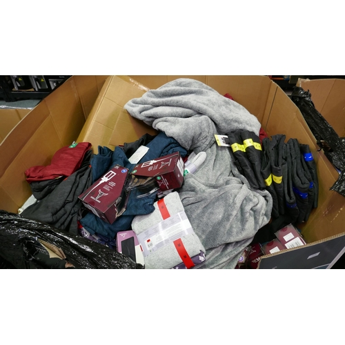 6296 - A pallet of clothing to include: Skechers, Mondetta, Hyde & Tanner, Hilary Radley, etc.  (329-61)   ... 