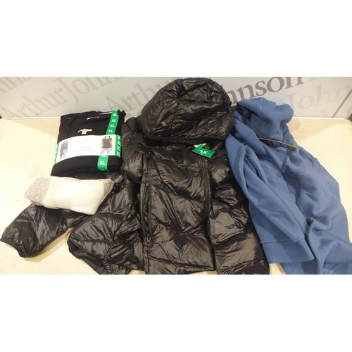 6348 - A Large bag of clothing to include: Champion, Jachs, DKNY, 32 Degrees, etc. (329-808)  * This lot is... 