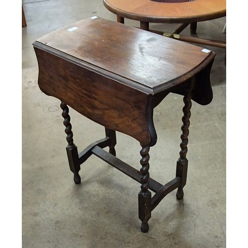 212 - An early 20th Century oak barleytwist drop leaf table