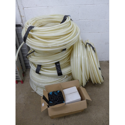 2260 - A large quantity of  under floor heating UPVC pipe with a quantity of clips