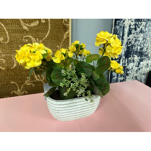 1352 - An oval pot with a display of yellow faux Geranium, H 30cms (50563209)   #