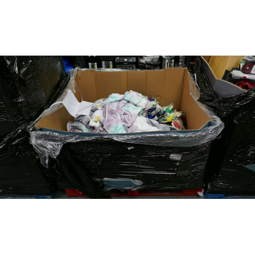 6285 - A pallet of clothing to include: Saint Eve, Pekkle, etc. (329)  * This lot is subject to vat