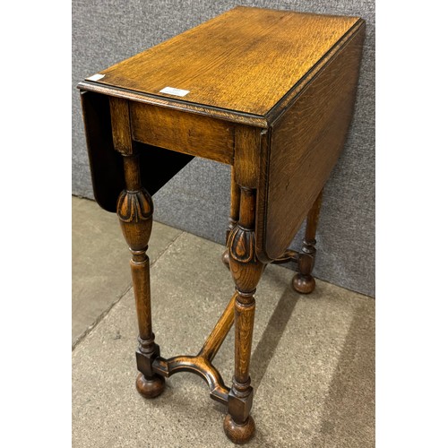 107 - An early 20th Century oak drop leaf table