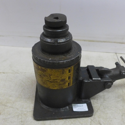 2027 - A 4 ton model S.357 hydraulic jack with handle