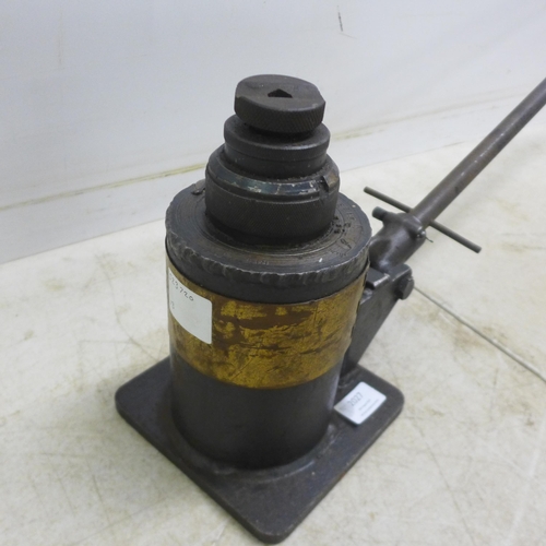 2027 - A 4 ton model S.357 hydraulic jack with handle