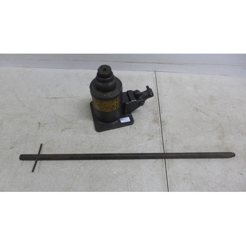 2027 - A 4 ton model S.357 hydraulic jack with handle