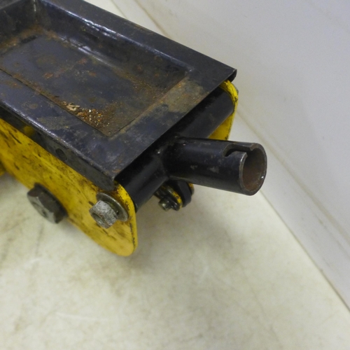 2028 - An Eversure 2 ton hydraulic trolley jack