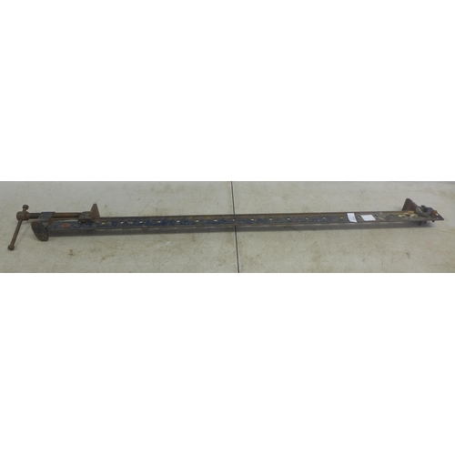 2044 - A 4ft Woden sash clamp