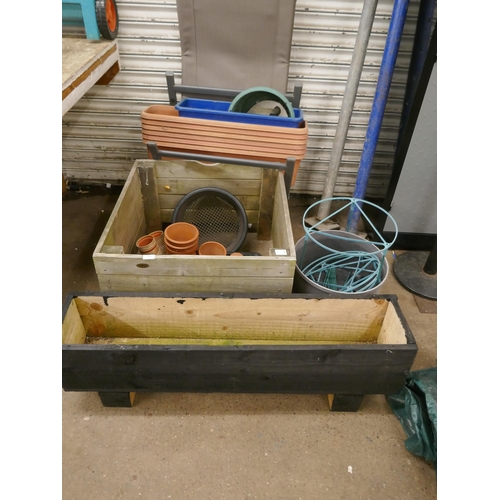 2143 - 19 assorted clay pots, 7 planter trays, 2 wooden planters and a sun lounger