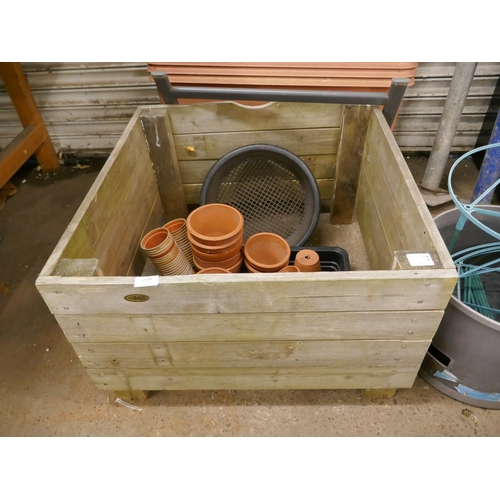 2143 - 19 assorted clay pots, 7 planter trays, 2 wooden planters and a sun lounger