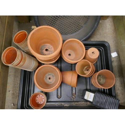 2143 - 19 assorted clay pots, 7 planter trays, 2 wooden planters and a sun lounger