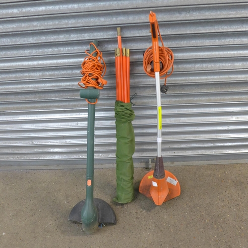 2159 - A quantity of garden tools including a Black and Decker GL540C1H2 electric strimmer, a Flymo multi t... 