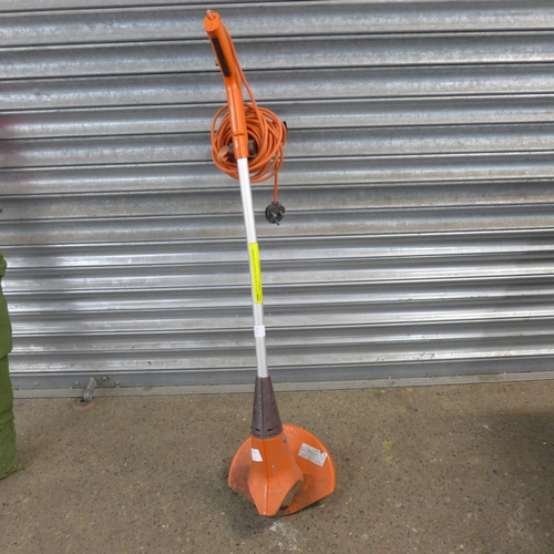 2159 - A quantity of garden tools including a Black and Decker GL540C1H2 electric strimmer, a Flymo multi t... 