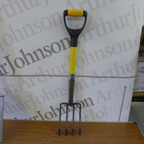 2172 - A Spear and Jackson Forged spade and a Roughneck short fork