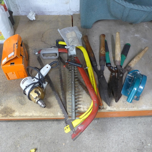 2174 - A selection of garden tools including 3 bow saws, shears, a Black and Decker D820 2-speed power dril... 