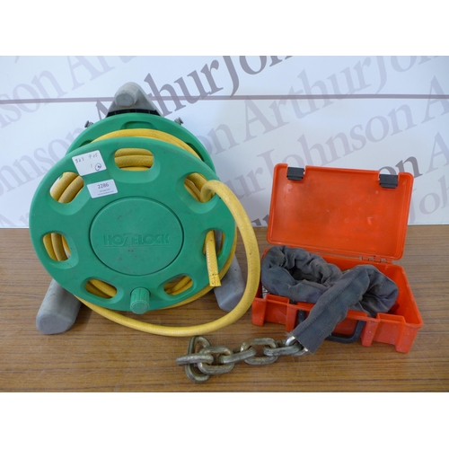 2286 - A Hozelock garden hose on a reel and a chain lock with 2 sets of keys