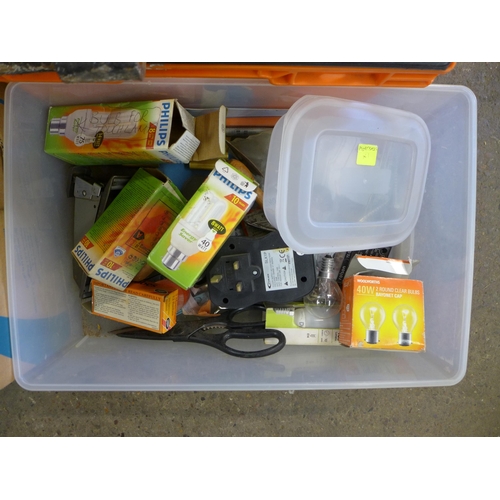 2289 - 3 boxes of assorted vintage hand tools and other DIY related items including a Fiskars W52 weed pull... 